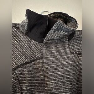 Lululemon jacket/ sweater grey WITH POCKETS/ SIZE 8